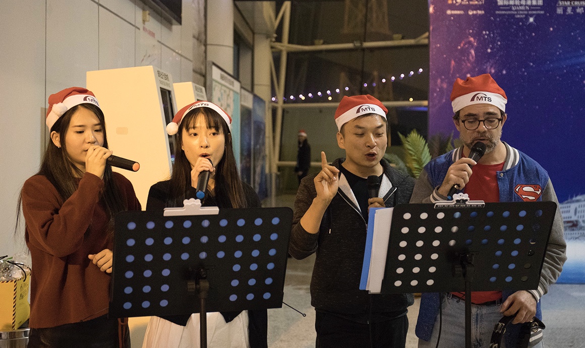 四个语言的《鼓浪屿之波》，十四个国家的舞者，精艺达人用快闪方式庆祝圣诞活动