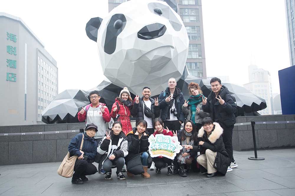 梅洛和来自世界各地的大熊猫饲养员志愿者