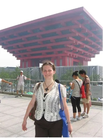 2010年凯瑟琳来到世博园中国馆周边